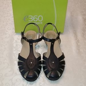 New in box. Women's Easy Spirit Shoe Sandal